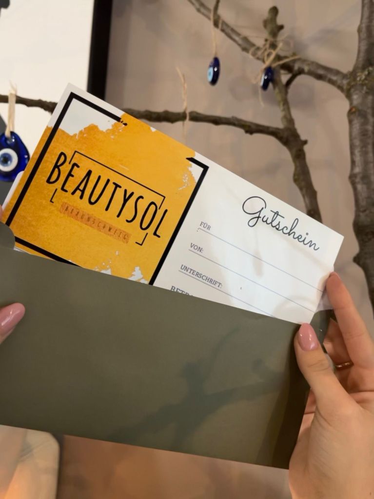 Bild einer Hand, die einen Gutschein von BEAUTYSOL hält, mit einem gelb-schwarzen Design und dem Wort „Gutschein“.